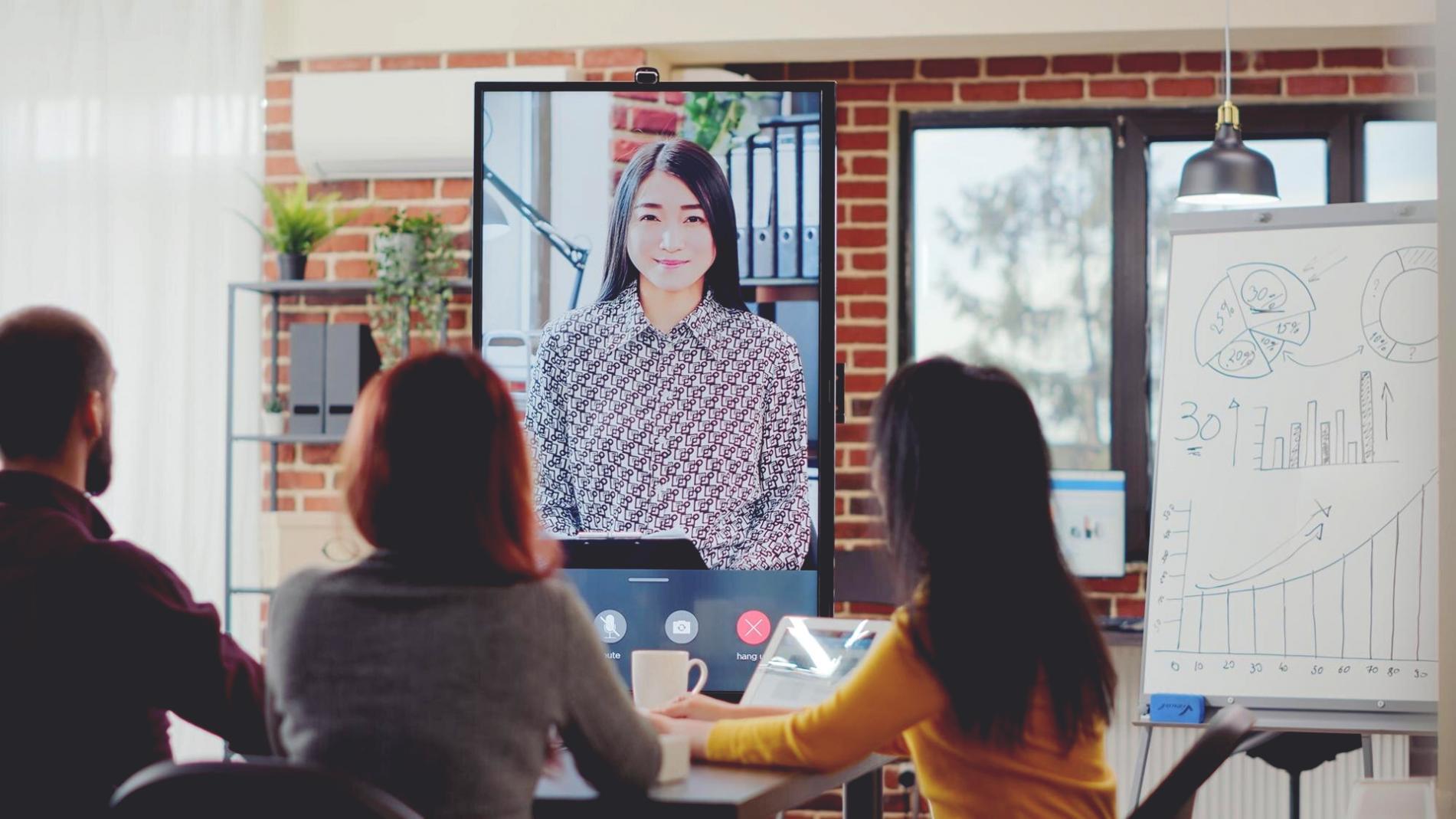 Analyse détaillée de données financières sur plusieurs écrans